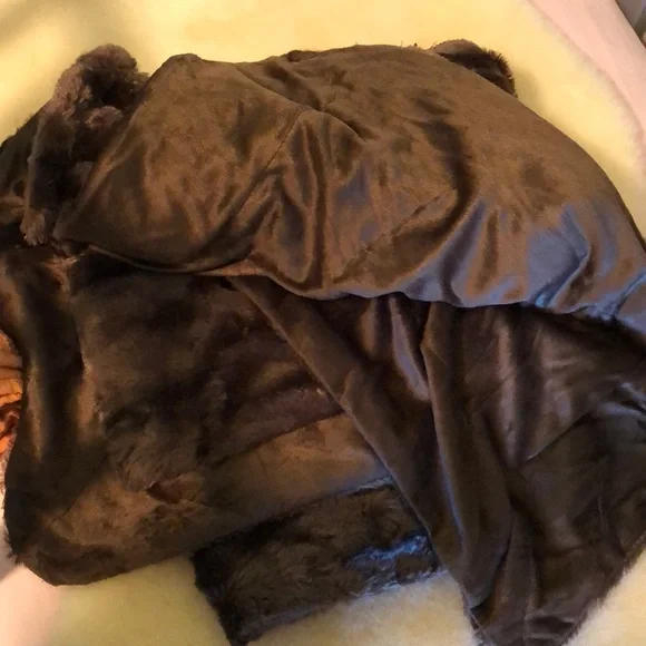 Luxurious Faux Fur Blanket - Picture 3 of 3